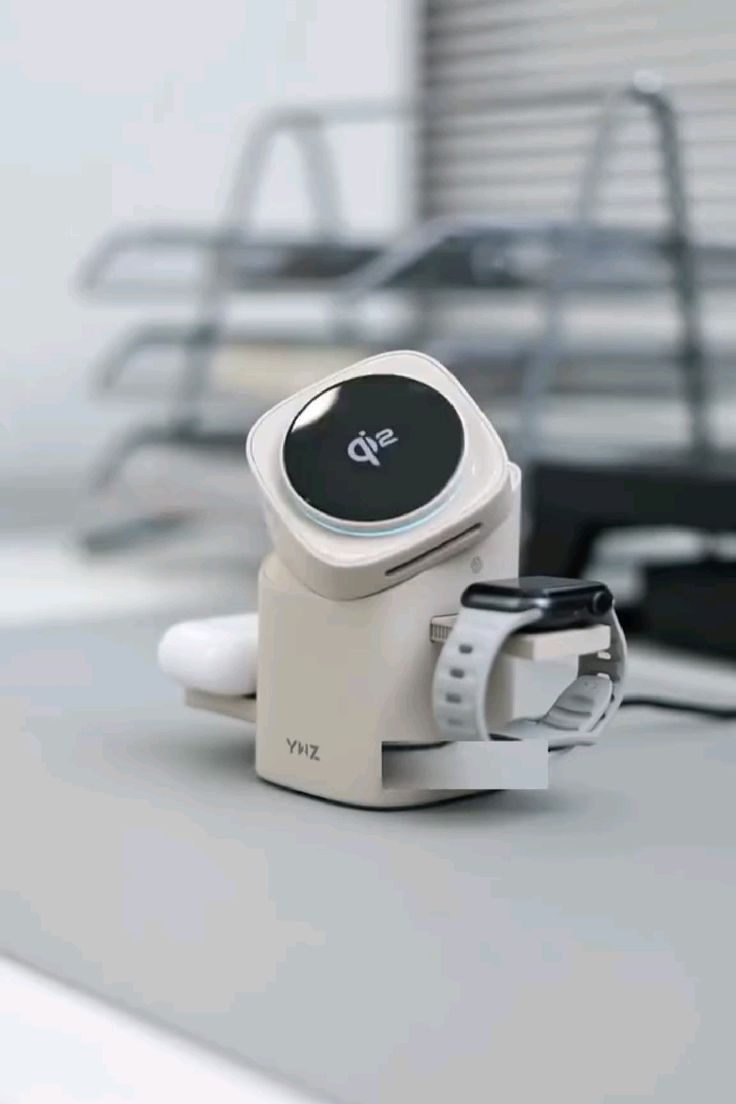 SIQ MagDock Pro – Seamless 3-in-1 Charging station